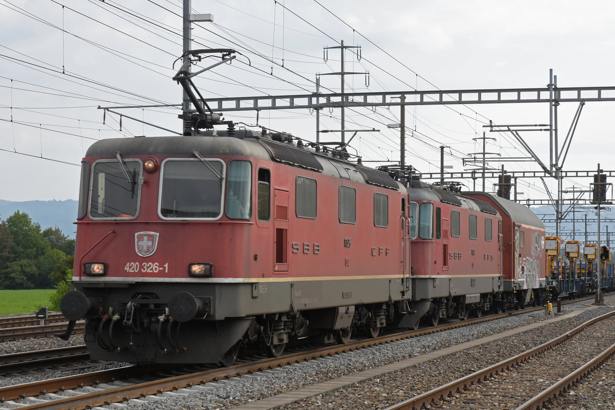 Doppeltraktion, mit den Loks 420 326-1 und 11240 durchfährt den Bahnhof Möhlin. Die Aufnahme stammt vom 06.09.2018.