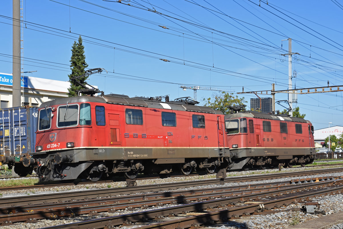 Doppeltraktion, mit den Loks 420 329-5 und 420 234-7, durchfährt den Bahnhof Pratteln. Die Aufnahme stammt vom 13.09.2019.