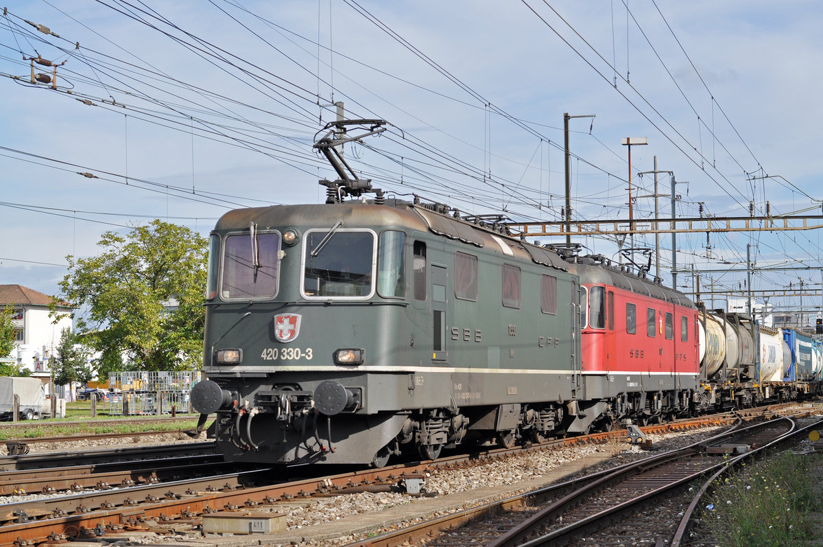 Doppeltraktion, mit den Loks 420 330-3 und 11667, durchfahren den Bahnhof Pratteln. Die Aufnahme stammt vom 10.10.2017.