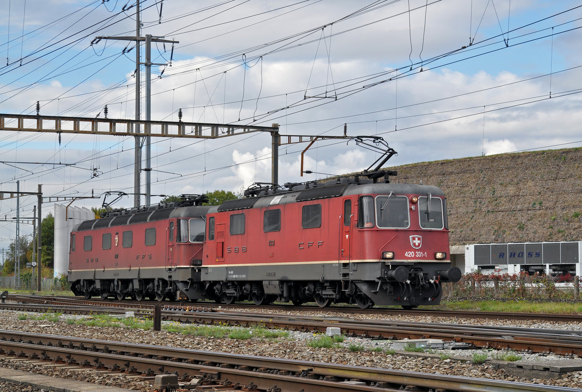 Doppeltraktion, mit den Loks 420 331-1 und 11667, durchfahren den Bahnhof Pratteln. Die Aufnahme stammt vom 20.10.2016.