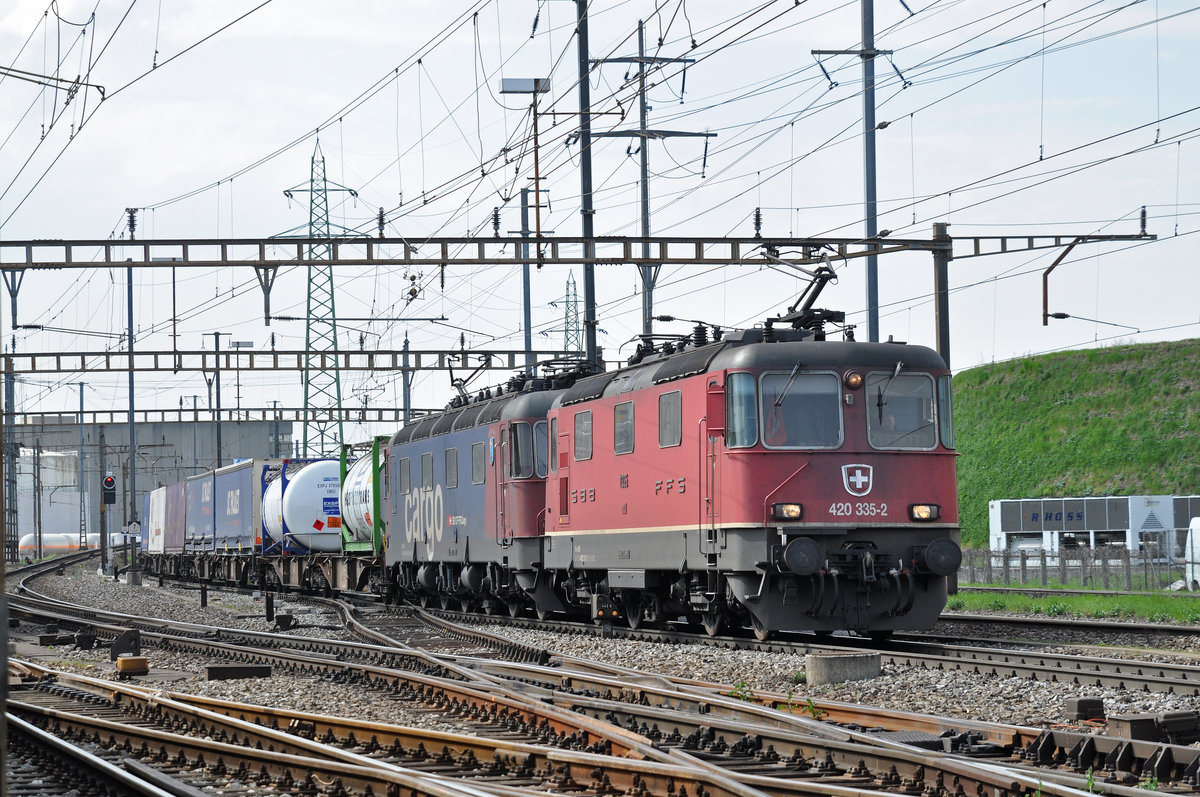 Doppeltraktion, mit den Loks 420 335-2 und 620 074-5 durchfahren den Bahnhof Pratteln. Die Aufnahme stammt vom 09.04.2018