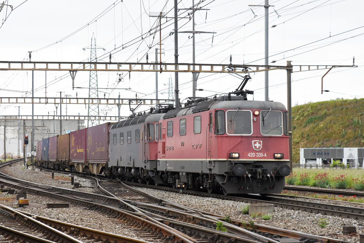 Doppeltraktion, mit den Loks 420 339-4 und 11682, durchfahren den Bahnhof Pratteln. Die Aufnahme stammt vom 14.05.2018.