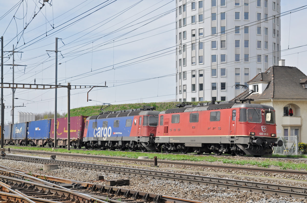 Doppeltraktion, mit den Loks 420 341-0 und 620 069-5 durchfahren den Bahnhof Pratteln. Die Aufnahme stammt vom 09.04.2018