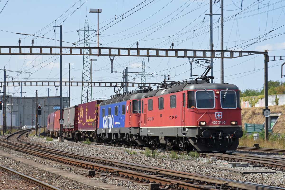 Doppeltraktion, mit den Loks 420 341-0 und 620 069-5, durchfährt den Bahnhof Pratteln. Die Aufnahme stammt vom 23.08.2018.