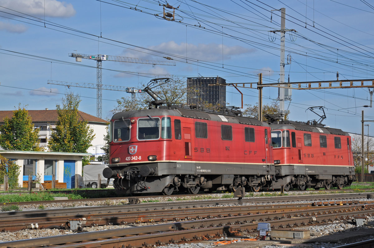 Doppeltraktion, mit den Loks 420 342-8 und 420 341-0, durchfährt den Bahnhof Pratteln. Die Aufnahme stammt vom 25.10.2019.