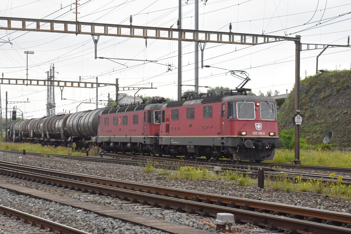 Doppeltraktion, mit den Loks 420 342-8 und 620 067-9 durchfährt den Bahnhof Pratteln. Die Aufnahme stammt vom 09.06.2020.