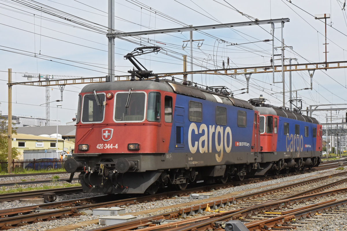 Doppeltraktion, mit den Loks 420 344-4 und 620 081-0, durchfährt den Bahnhof Pratteln. Die Aufnahme stammt vom 21.04.2020.