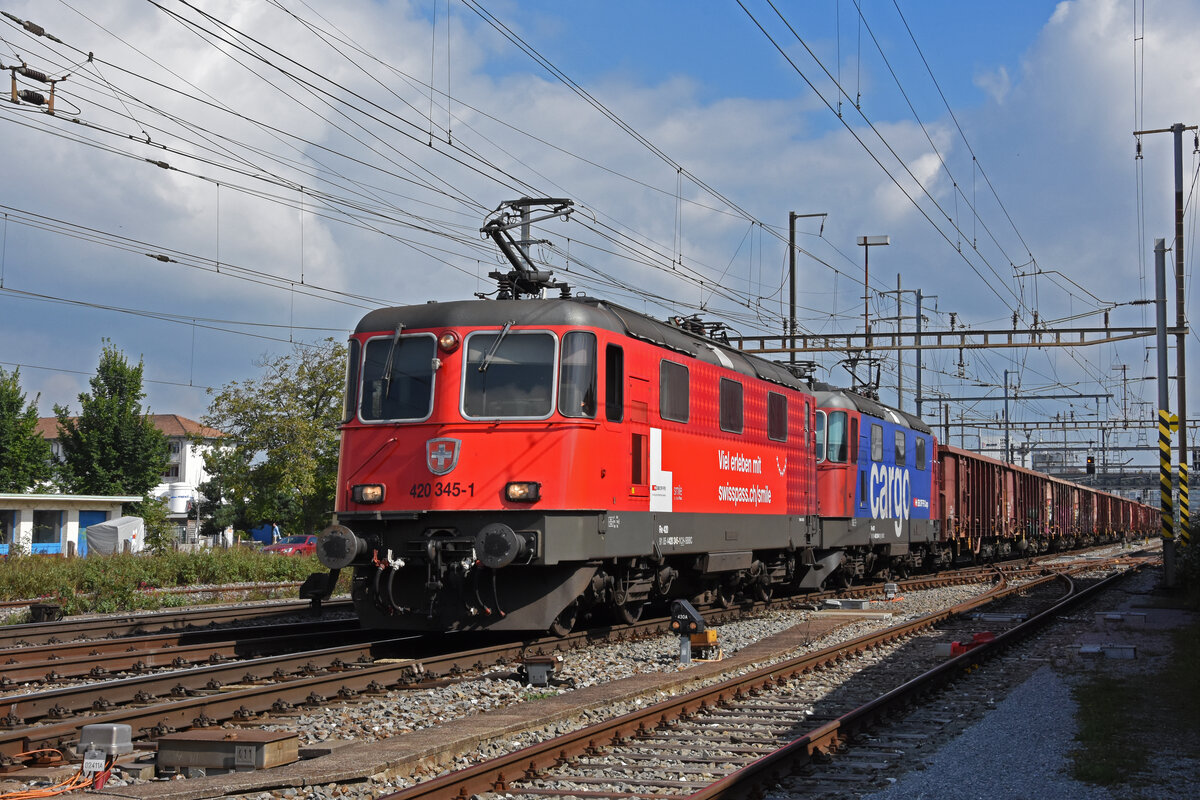 Doppeltraktion, mit den Loks 420 345-1 und 420 246-1 durchfährt den Bahnhof Pratteln. Die Aufnahme stammt vom 21.09.2021.