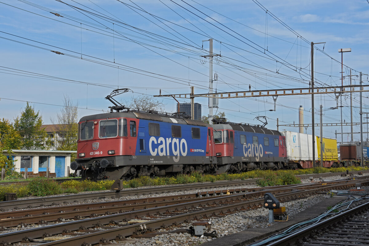 Doppeltraktion, mit den Loks 420 346-9 und 620 032-3 durchfährt am 19.10.2022 den Bahnhof Pratteln.