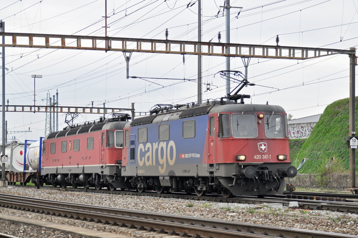 Doppeltraktion, mit den Loks 420 347-7 und 11667, durchfahren den Bahnhof Pratteln. Die Aufnahme stammt vom 22.03.2017.