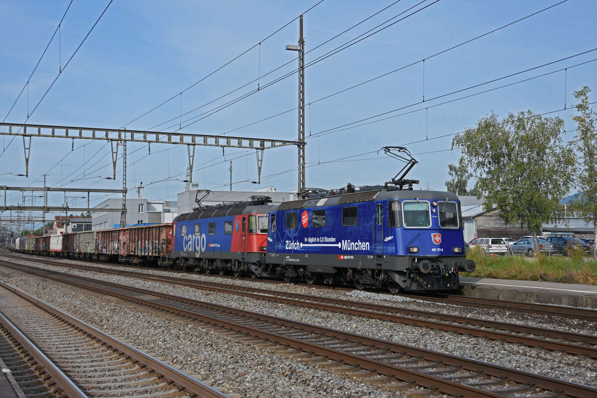 Doppeltraktion, mit den Loks 421 371-6 und 620 016-6 durchfährt den Bahnhof Rupperswil. Die Aufnahme stammt vom 07.09.2021.