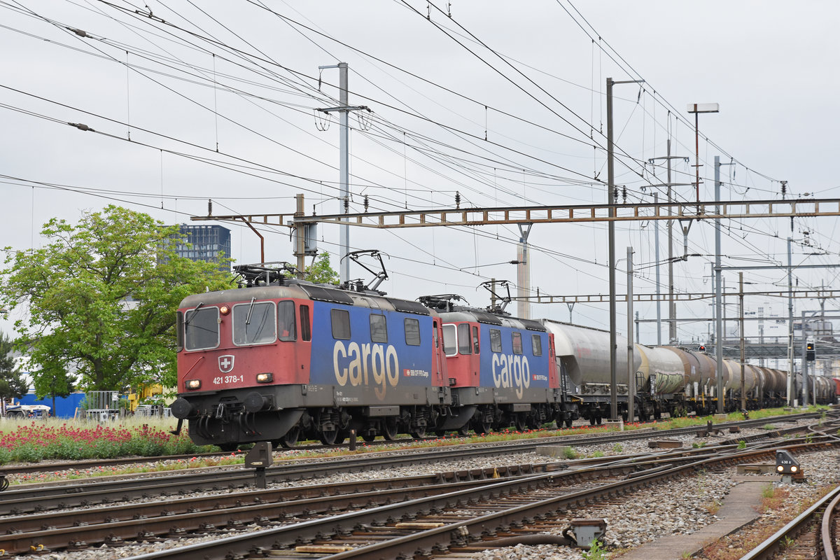 Doppeltraktion, mit den Loks 421 378-1 und 421 375-7 durchfahren den Bahnhof Pratteln. Die Aufnahme stammt vom 14.05.2018.
