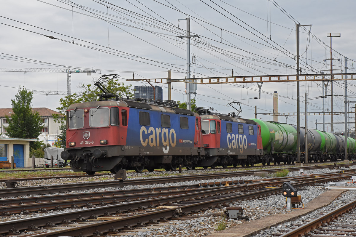 Doppeltraktion, mit den Loks 421 385-6 und 421 390-6 durchfährt den Bahnhof Pratteln. Die Aufnahme stammt vom 06.09.2019.