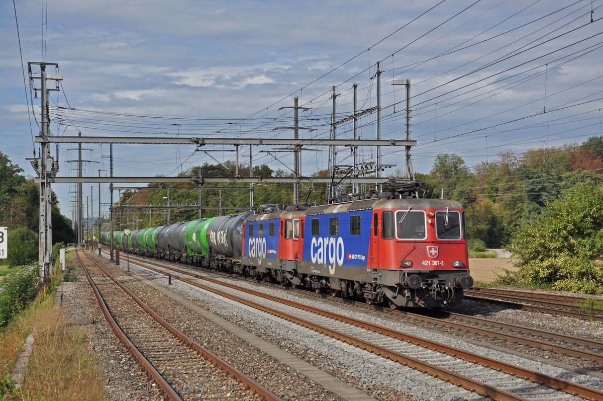 Doppeltraktion, mit den Loks 421 387-2 und 421 393-0, durchfährt den Bahnhof Möhlin. Die Aufnahme stammt vom 27.08.2018.