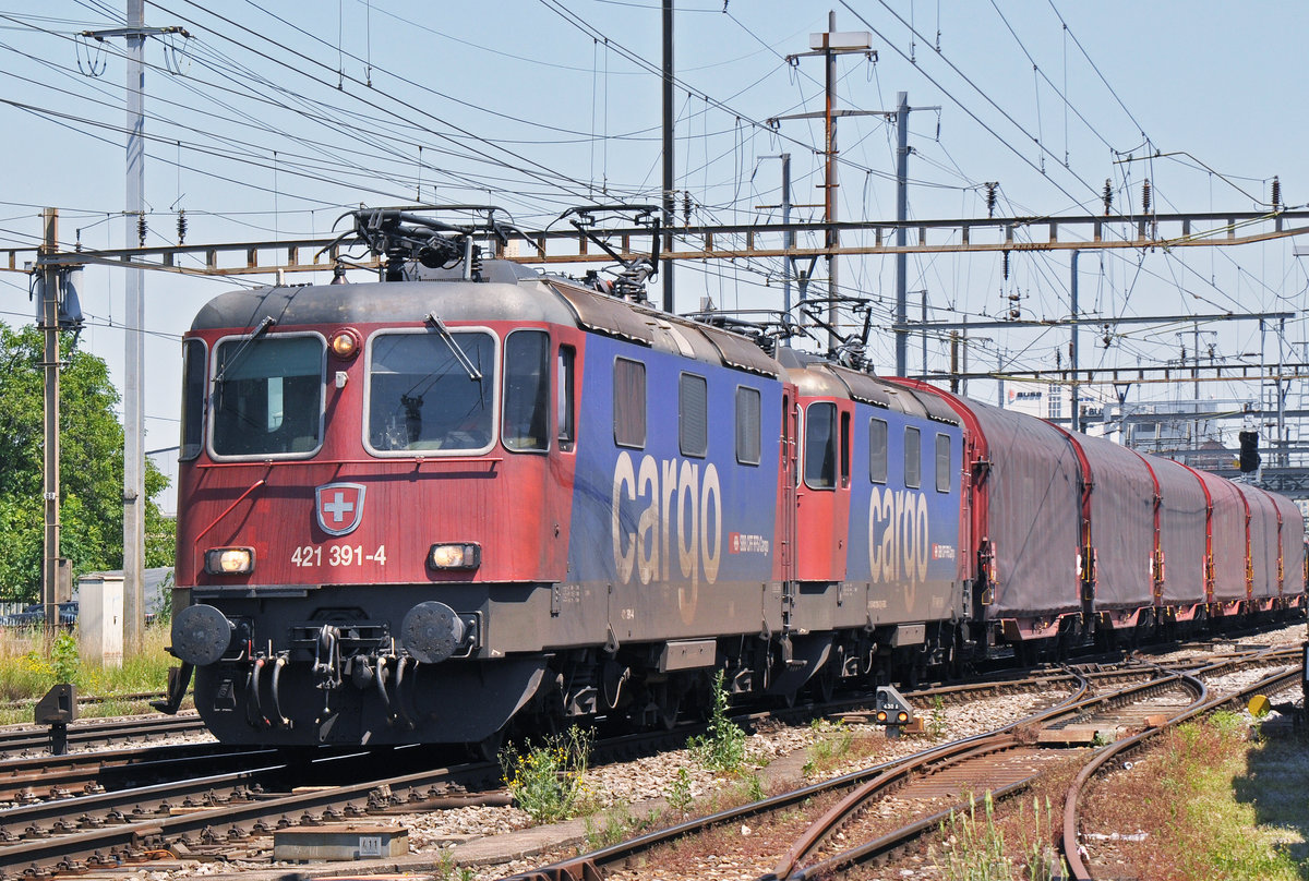 Doppeltraktion, mit den Loks 421 391-4 und 421 393-0 durchfahren den Bahnhof Pratteln. Das abzweigende Gleis führt auf eine Strasse und in ein Industriegebiet, von wo aus auch diese Aufnahme am 24.06.2016 entstand.