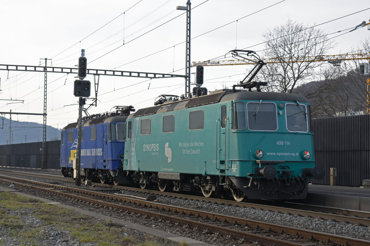 Doppeltraktion, mit den Loks 430 111-5 und 430 114-3 mit einer Synopsis Werbung, durchfährt den Bahnhof Gelterkinden. Die Aufnahme stammt vom 16.01.2019.