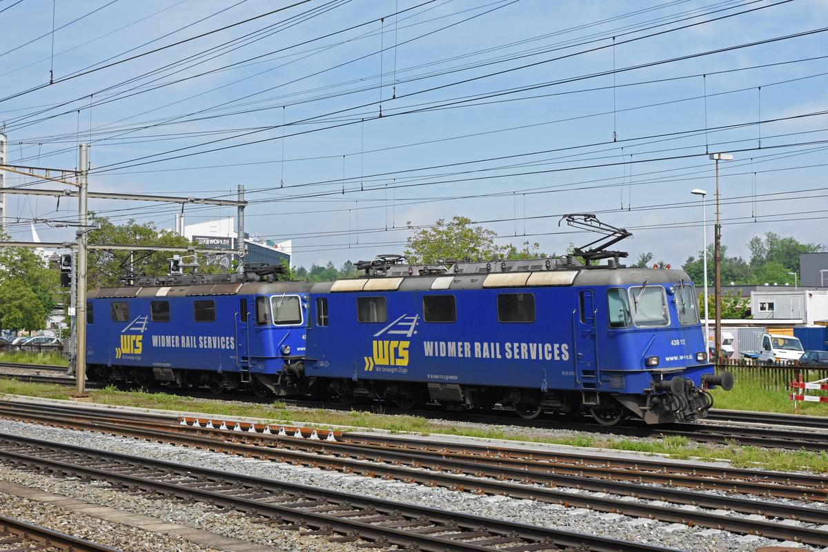 Doppeltraktion, mit den Loks 430 115-6 und 430 112-3, durchfährt den Bahnhof Pratteln. Die Aufnahme stammt vom 22.05.2019.
