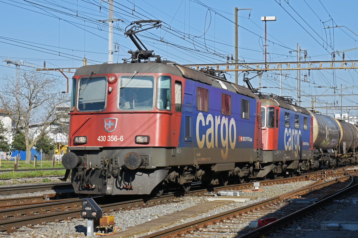Doppeltraktion, mit den Loks 430 356-6 und 421 384-9 durchfährt den Bahnhof Pratteln. Die Aufnahme stammt vom 24.03.2020.
