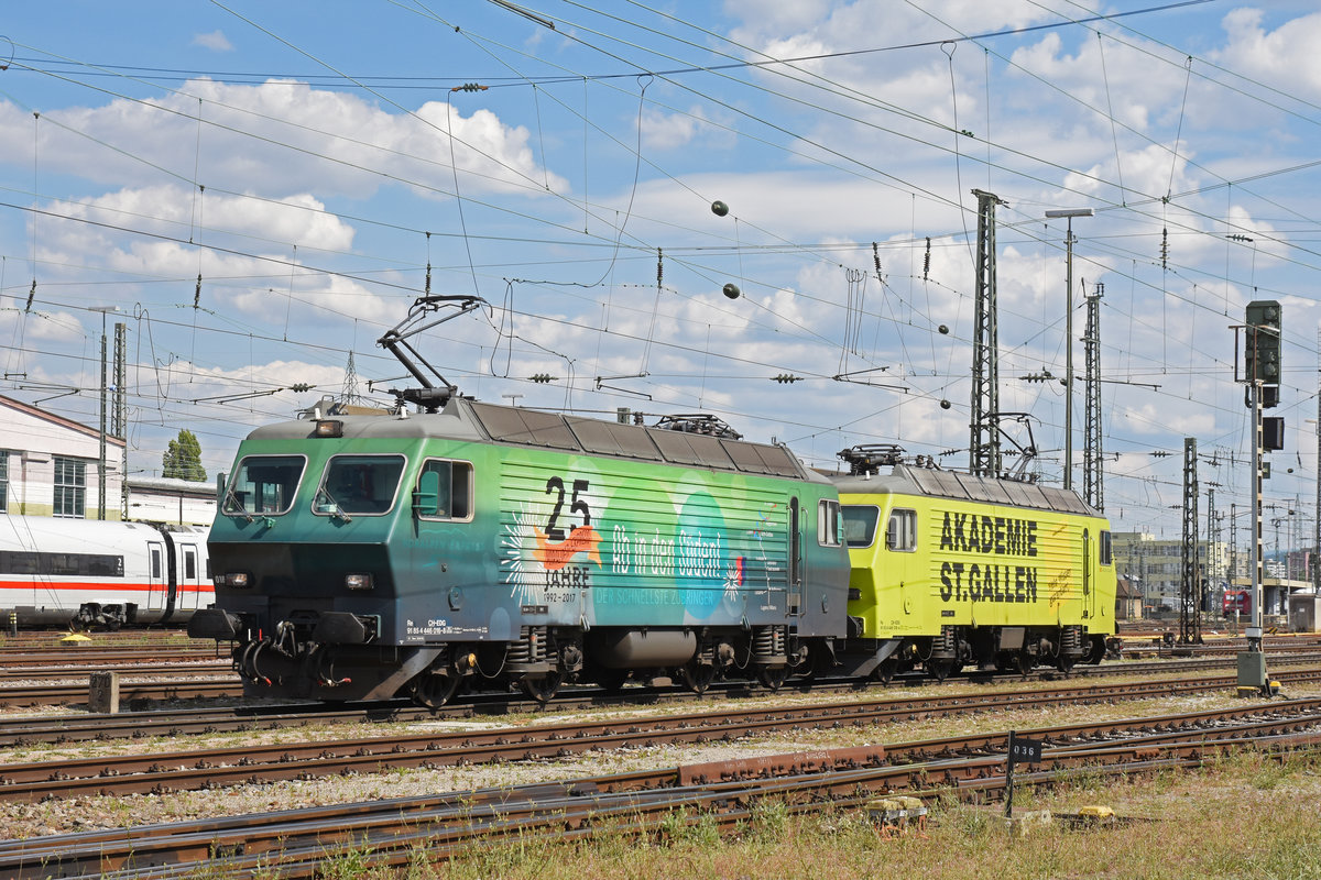 Doppeltraktion, mit den Loks 446 016-8 und 446 018-4, beide ex SOB, durchfährt den badischen Bahnhof. Die Aufnahme stammt vom 14.07.2020.
