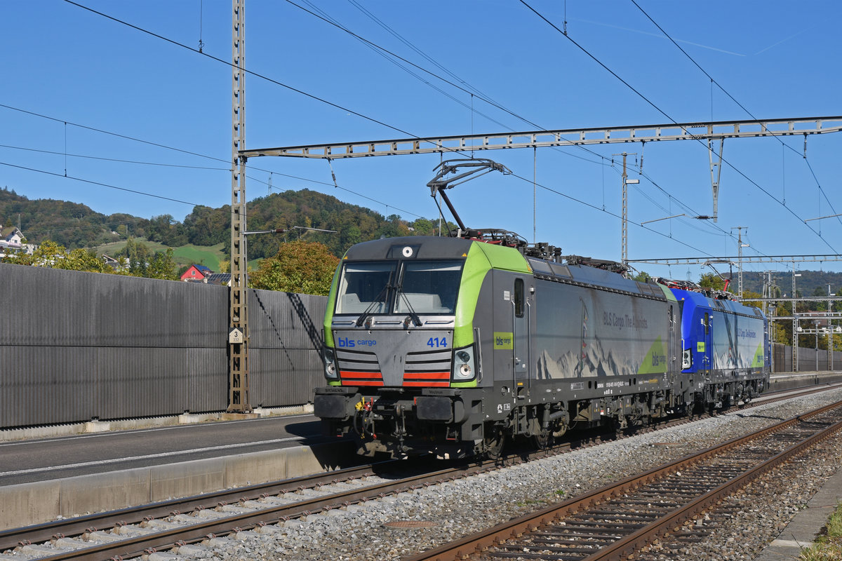 Doppeltraktion, mit den Loks 457 414-9 und 193 494-2, durchfährt den Bahnhof Gelterkinden. Die Aufnahme stammt vom 04.10.2018.