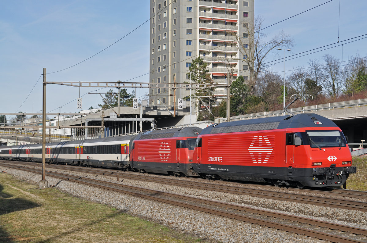 Doppeltraktion, mit den Loks 460 034-2 und 460 097-9 fahren Richtung Bahnhof Muttenz. Die Aufnahme stammt vom 24.01.2018.