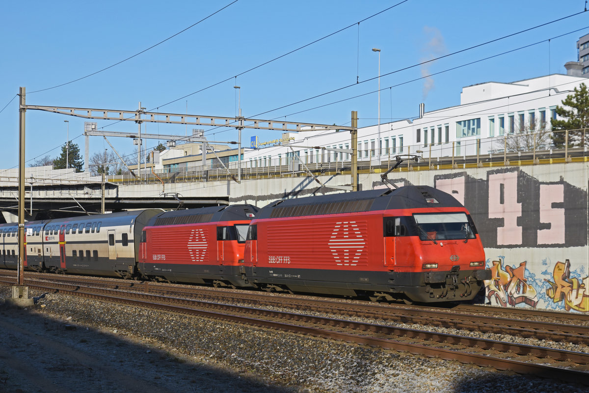 Doppeltraktion, mit den Loks 460 041-7 und 460 105-0, fahren Richtung Bahnhof Muttenz. Die Aufnahme stammt vom 03.01.2019.