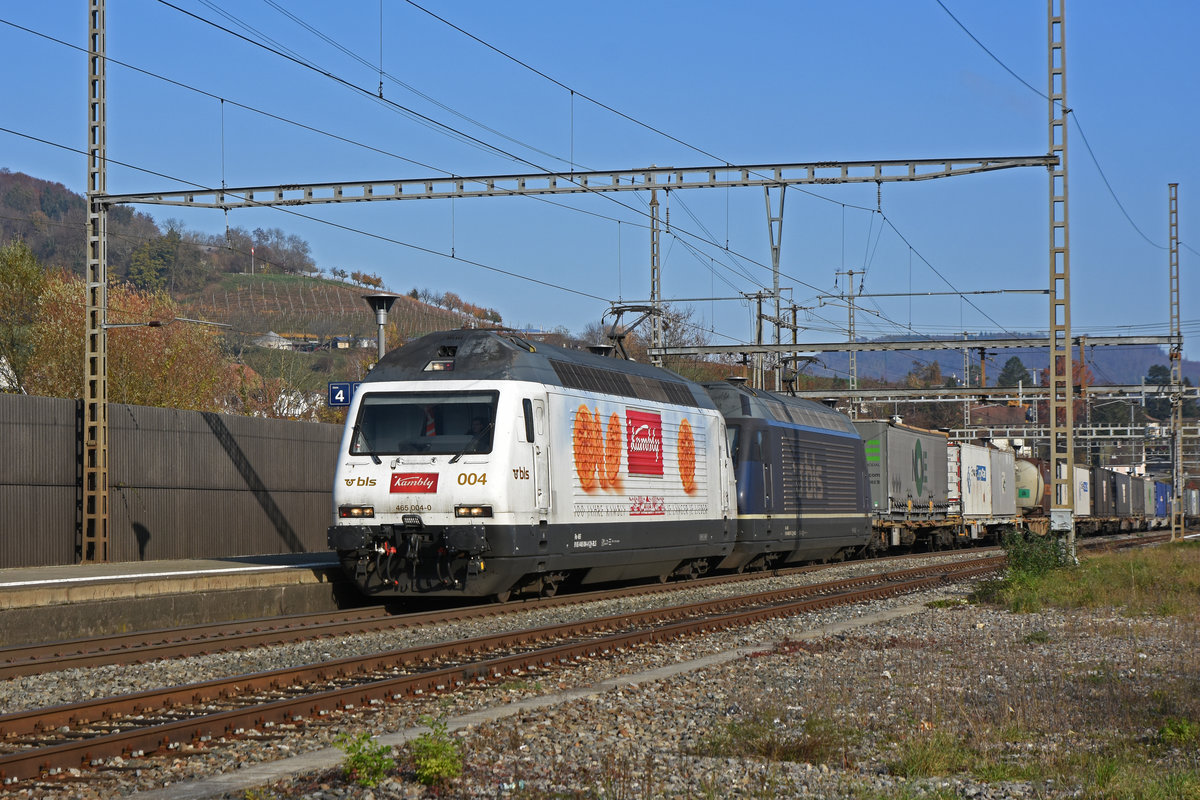 Doppeltraktion, mit den Loks 465 004-0 und 465 017-2 der BLS durchfährt den Bahnhof Gelterkinden. Die Aufnahme stammt vom 11.11.2020.