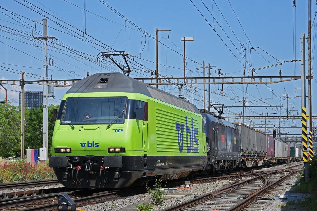 Doppeltraktion, mit den Loks 465 005-7 und 193 716-8 durchfährt am 07.06.2023 den Bahnhof Pratteln.