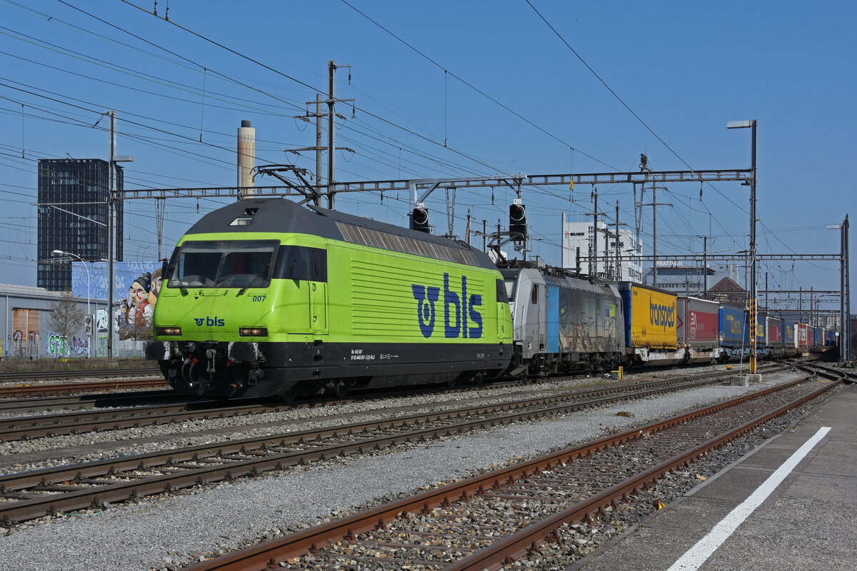 Doppeltraktion, mit den Loks 465 007-3 und 186 109-5 durchfährt den Bahnhof Pratteln. Die Aufnahme stammt vom 23.03.2022.