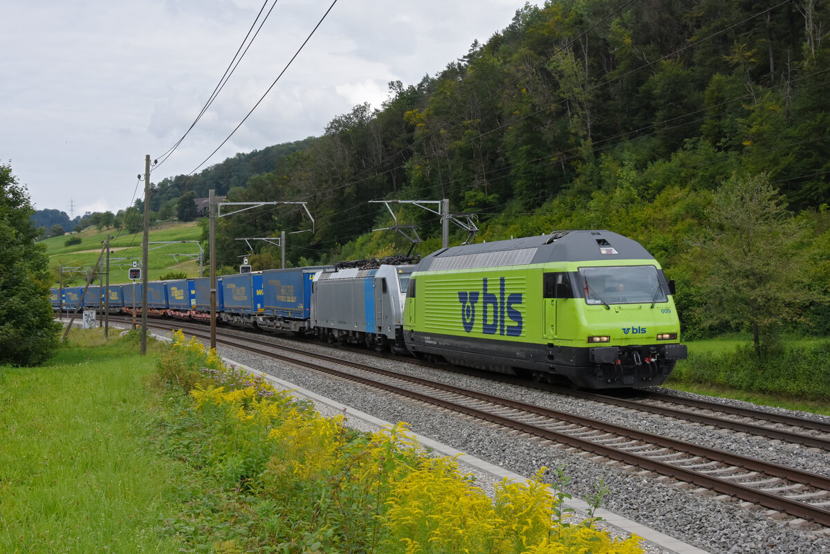 Doppeltraktion, mit den Loks 465 009-9 und 186 499-0 fährt Richtung Bahnhof Tecknau. Die Aufnahme stammt vom 28.08.2021.