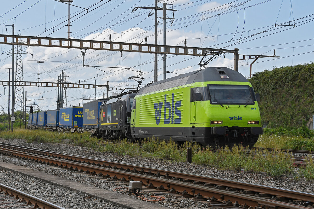 Doppeltraktion, mit den Loks 465 011-5 und 193 713-5 durchfährt am 17.07.2024 den Bahnhof Pratteln.