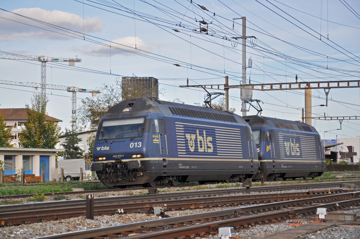 Doppeltraktion, mit den Loks 465 013-1 und 465 005-7 der BLS, durchfährt den Bahnhof Pratteln. Die Aufnahme stammt vom 25.10.2019.