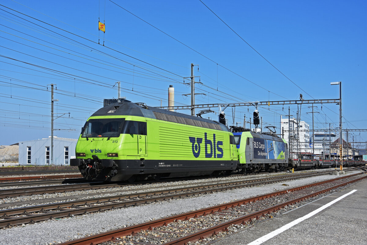 Doppeltraktion, mit den Loks 465 013-1 und 485 015-2 durchfährt den Bahnhof Pratteln. Die Aufnahme stammt vom 23.03.2022.