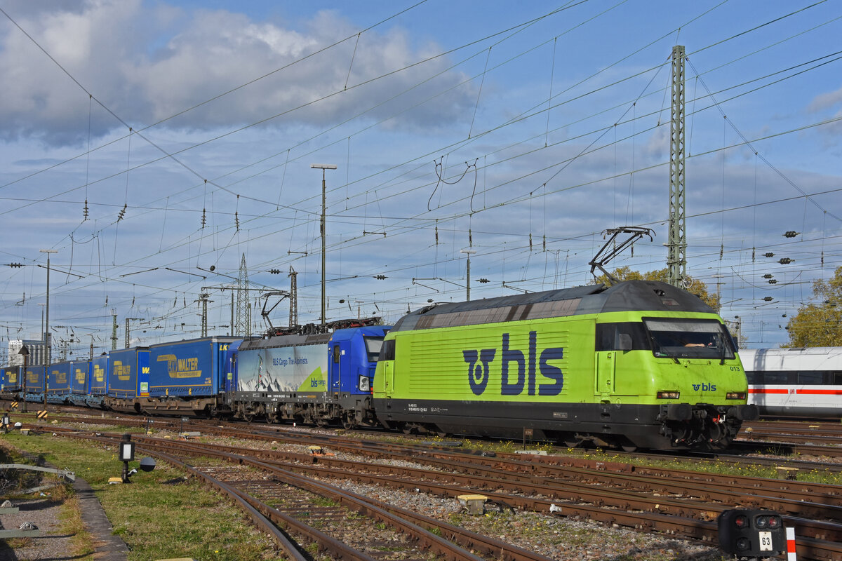 Doppeltraktion, mit den Loks 465 013-1 und 193 495-9 durchfährt am 07.11.2022 den badischen Bahnhof.