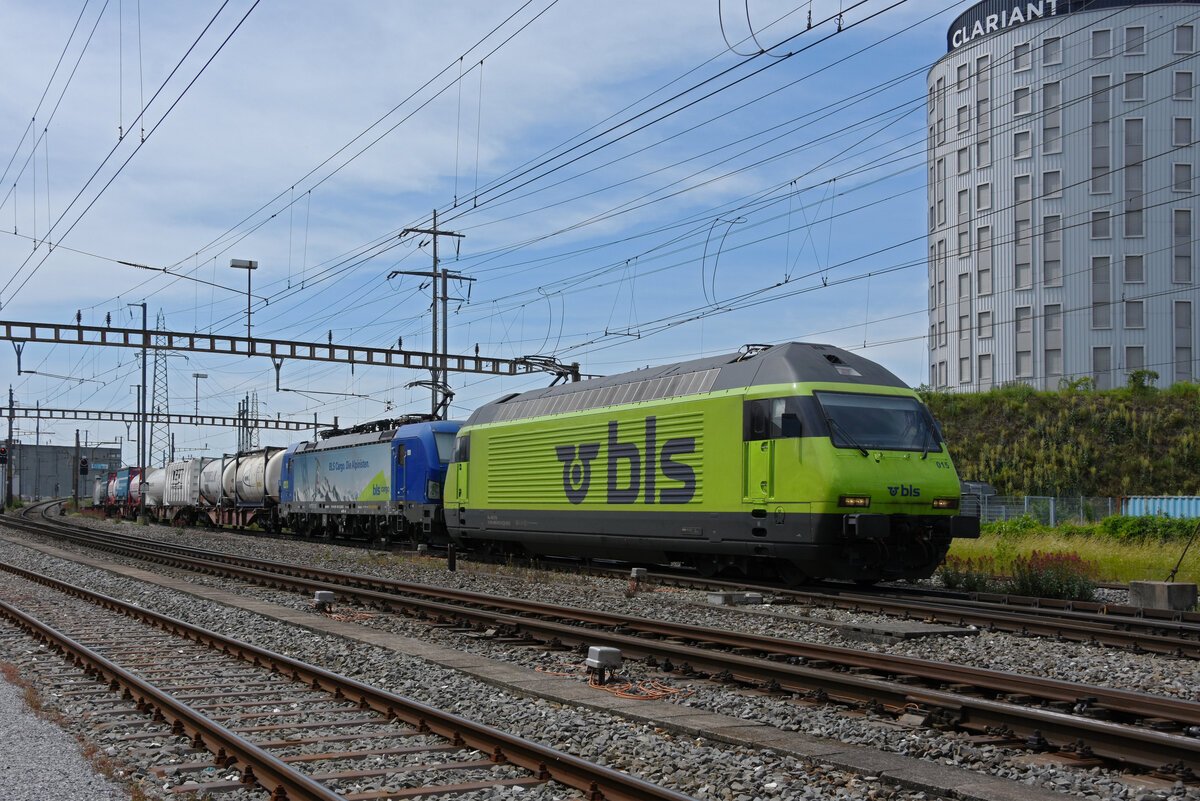 Doppeltraktion, mit den Loks 465 015-6 und 193 497-5 durchfährt den Bahnhof Pratteln. Die Aufnahme stammt vom 12.06.2021.