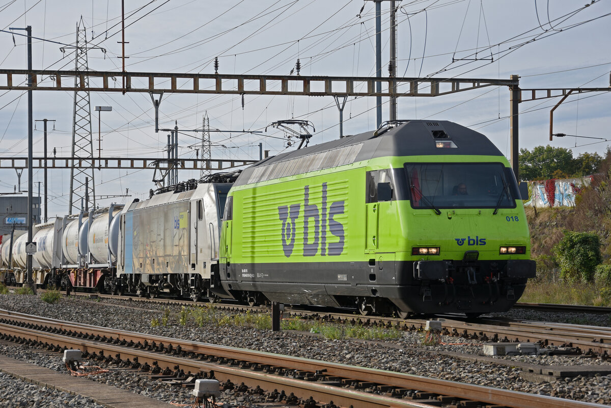 Doppeltraktion, mit den Loks 465 018-0 und 186 109-5 durchfährt den Bahnhof Pratteln. Die Aufnahme stammt vom 15.10.2021.