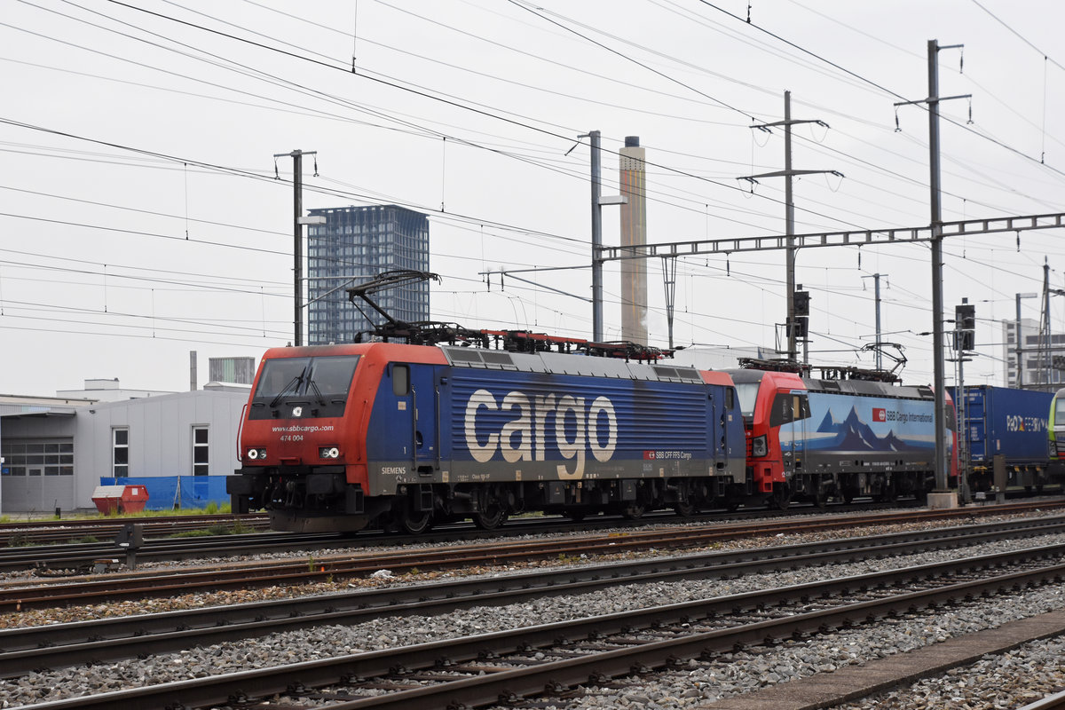 Doppeltraktion, mit den Loks 474 004-9 und 193 469-4, durchfährt den Bahnhof Pratteln. Die Aufnahme stammt vom 14.12.2018.
