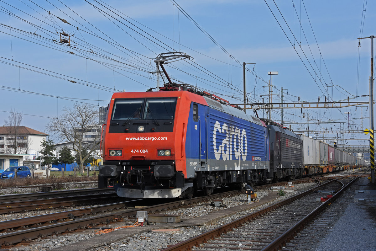 Doppeltraktion, mit den Loks 474 004-9 und 189 107-6 durchfährt den Bahnhof Pratteln. Die Aufnahme stammt vom 10.03.2021.