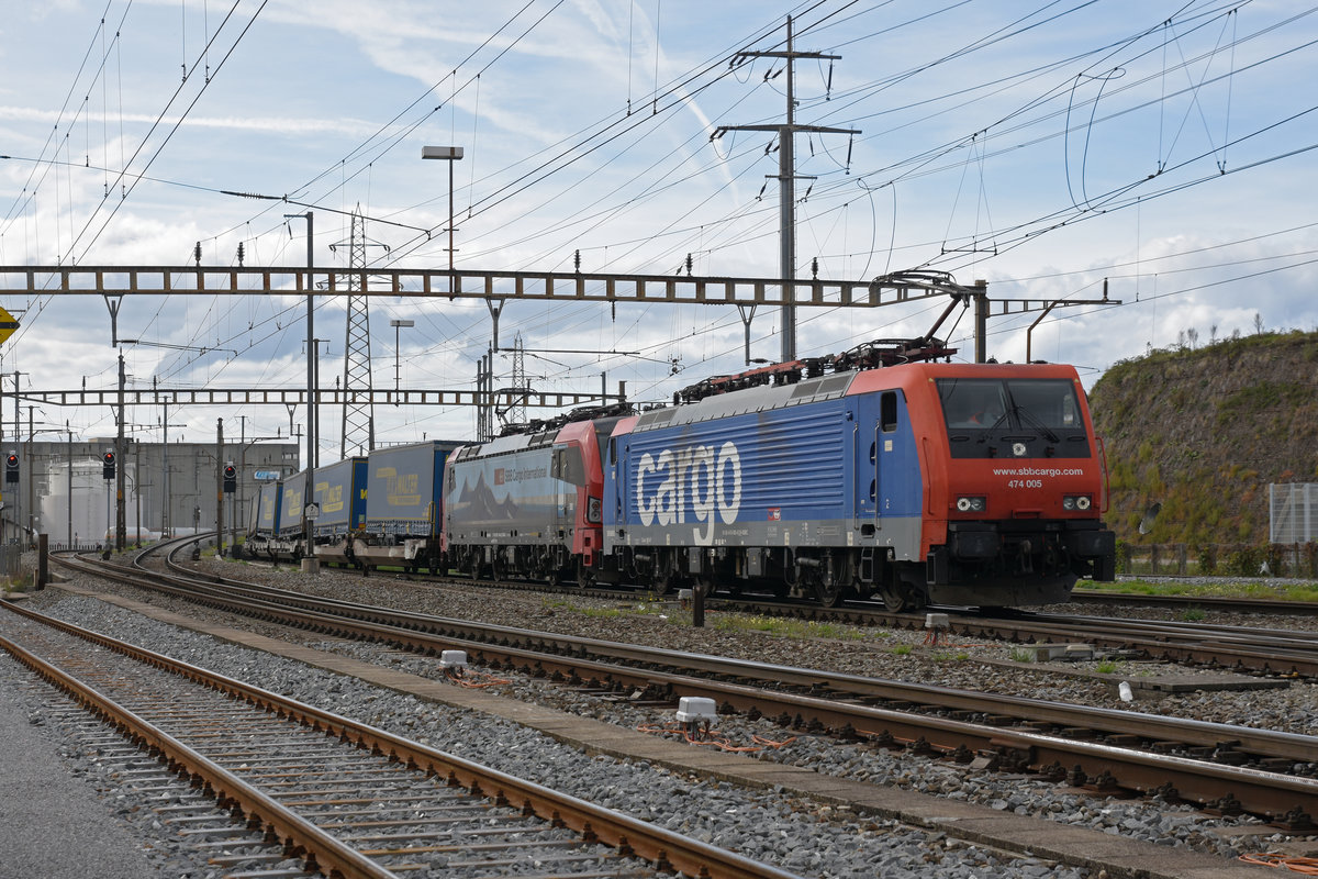 Doppeltraktion, mit den Loks 474 005-6 und 193 464-5, durchfährt den Bahnhof Pratteln. Die Aufnahme stammt vom 28.09.2019.