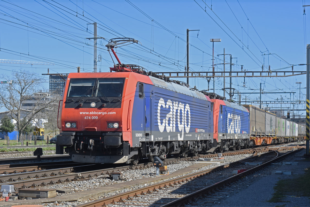 Doppeltraktion, mit den Loks 474 009-8 und 474 003-1 durchfährt den Bahnhof Pratteln. Die Aufnahme stammt vom 13.03.2020.