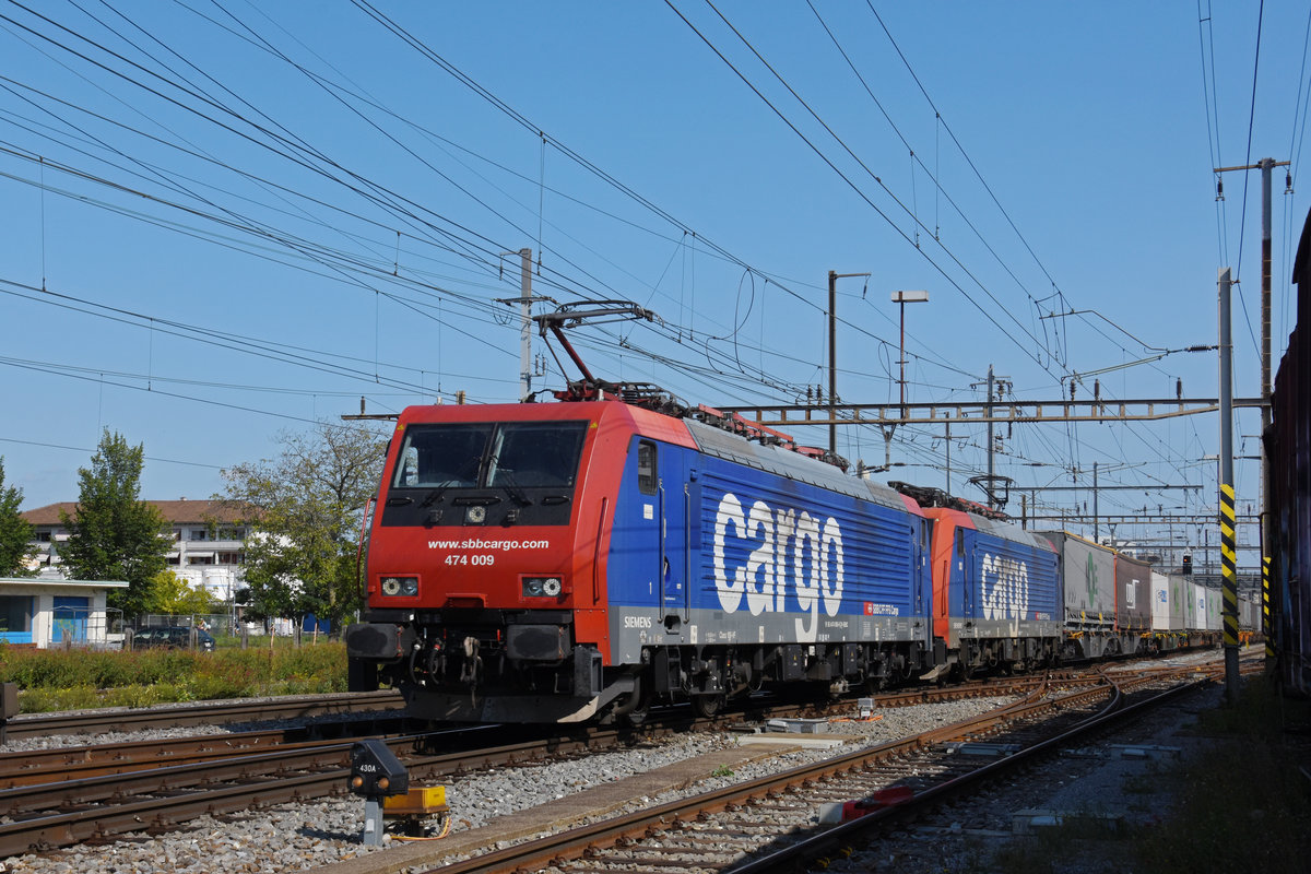 Doppeltraktion, mit den Loks 474 009-8 und 474 003-1 durchfährt den Bahnhof Pratteln. Die Aufnahme stammt vom 12.09.2020.