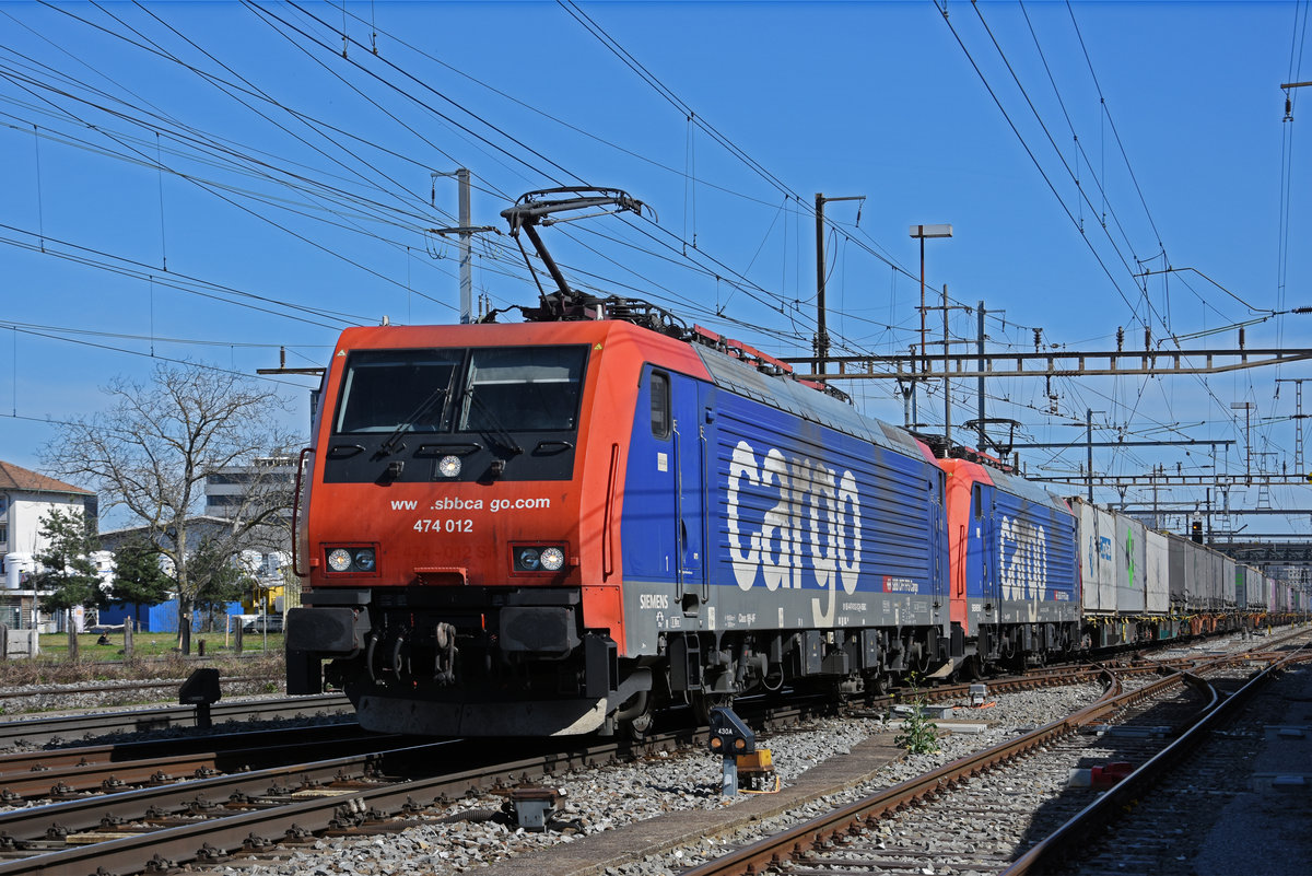 Doppeltraktion, mit den Loks 474 012-2 und 474 013-0 durchfährt den Bahnhof Pratteln. Die Aufnahme stammt vom 30.03.2021.