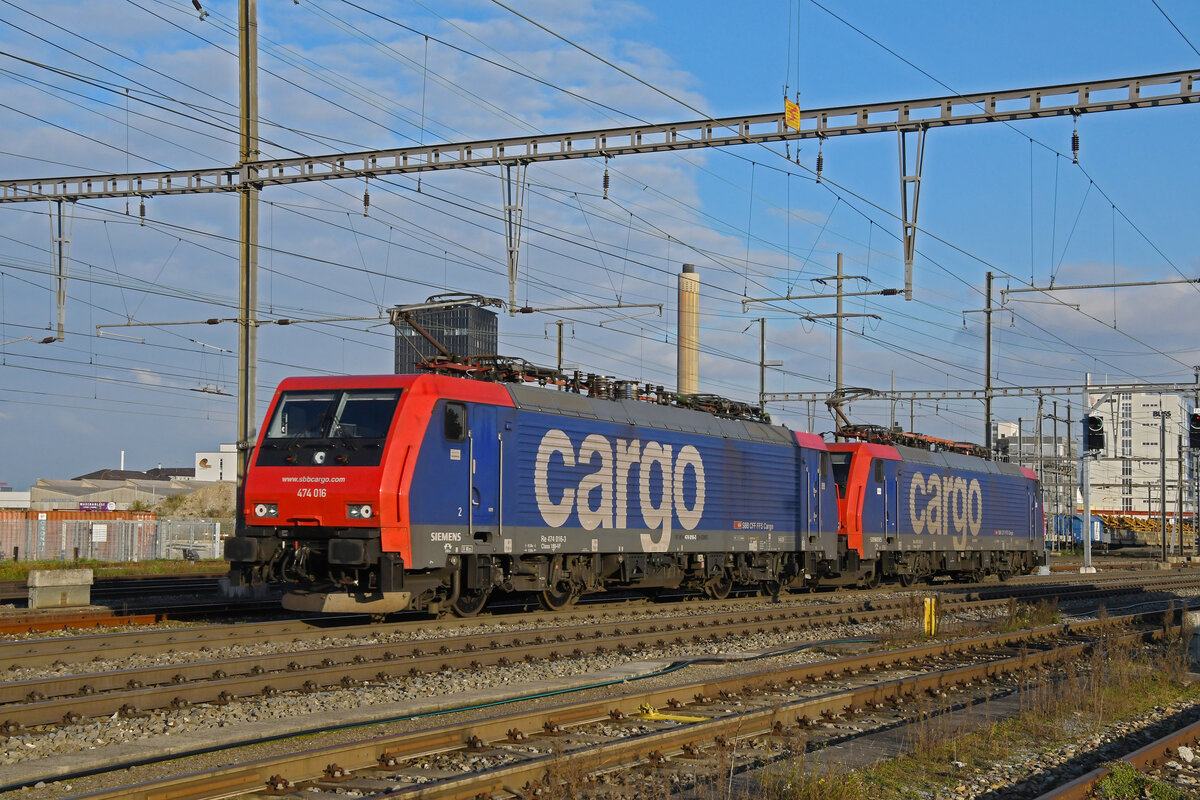 Doppeltraktion, mit den Loks 474 012-2 und 474 016-3 durchfährt am 07.12.2022 den Bahnhof Pratteln.