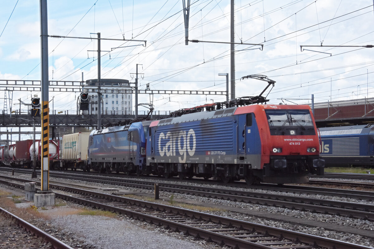 Doppeltraktion, mit den Loks 474 013-0 und 193 522-0 durchfährt den Bahnhof Pratteln. Die Aufnahme stammt vom 18.05.2021.