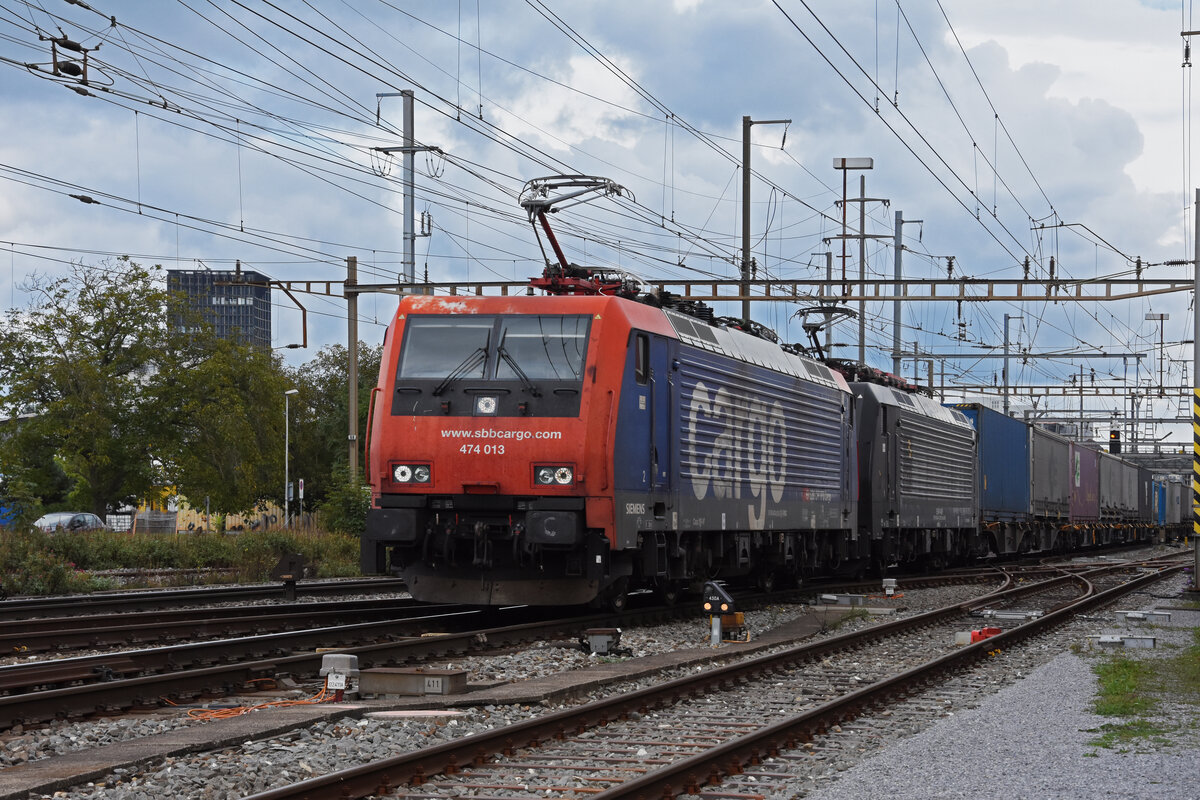 Doppeltraktion, mit den Loks 474 013-0 und 189 988-9 durchfährt den Bahnhof Pratteln. Die Aufnahme stammt vom 16.09.2021.