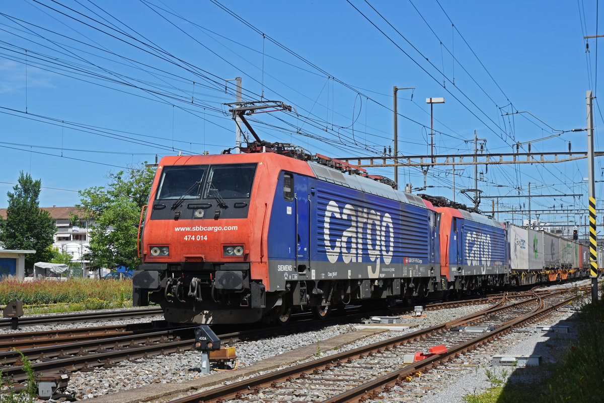 Doppeltraktion, mit den Loks 474 014-8 und 474 002-3 durchfährt den Bahnhof Pratteln. Die Aufnahme stammt vom 12.06.2020.