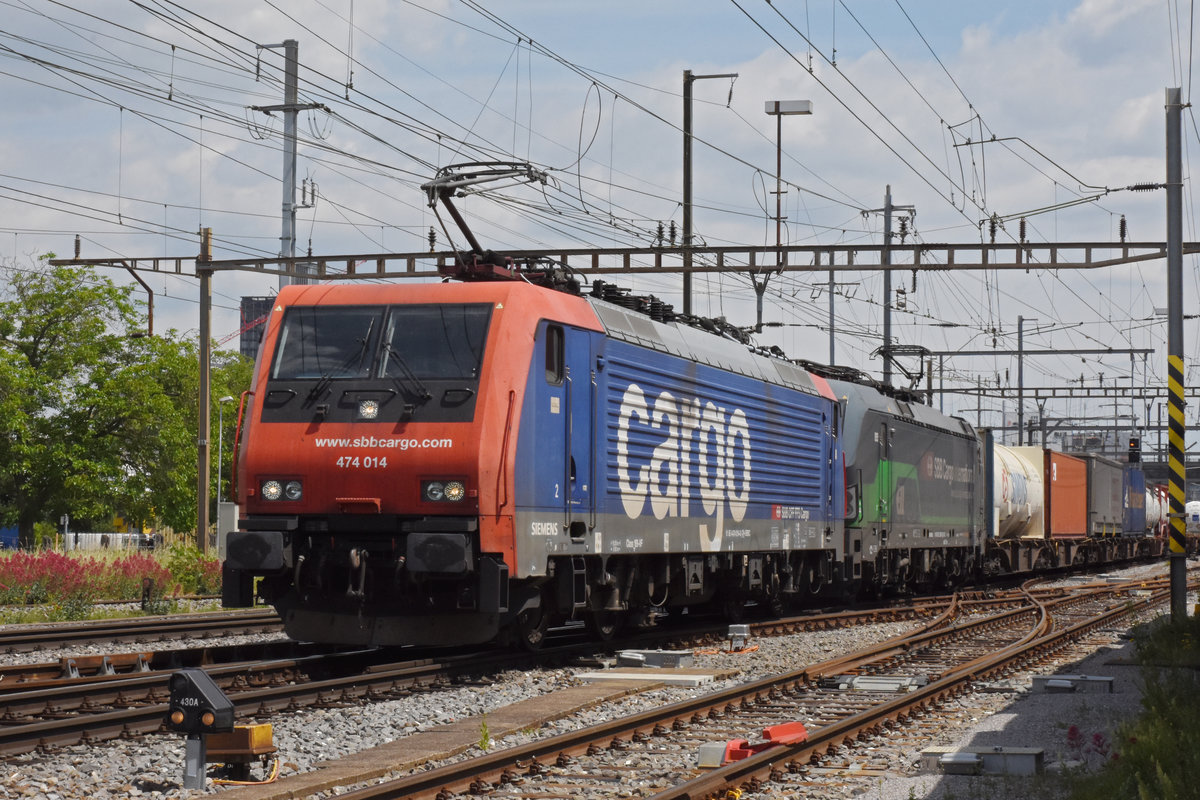Doppeltraktion, mit den Loks 474 014-8 und 193 259-9 durchfährt den Bahnhof Pratteln. Die Aufnahme stammt vom 26.05.2020.