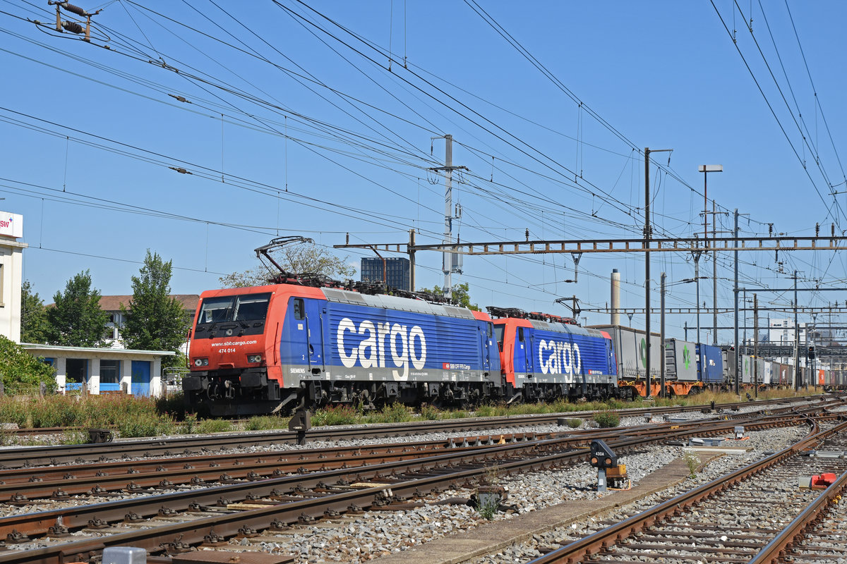 Doppeltraktion, mit den Loks 474 014-8 und 474 016-3 durchfährt den Bahnhof Pratteln. Die Aufnahme stammt vom 21.08.2020.