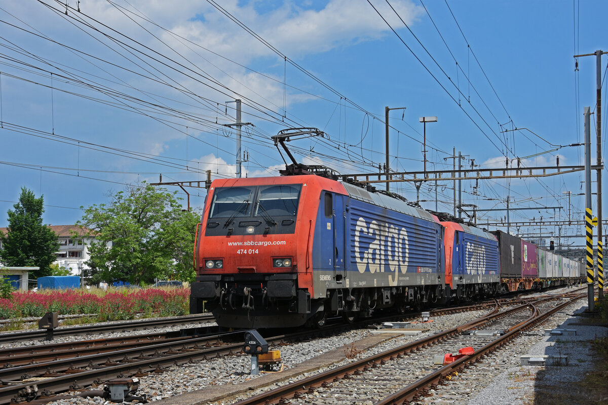 Doppeltraktion, mit den Loks 474 014-8 und 474 017-1 durchfährt den Bahnhof Pratteln. Die Aufnahme stammt vom 11.06.2021.