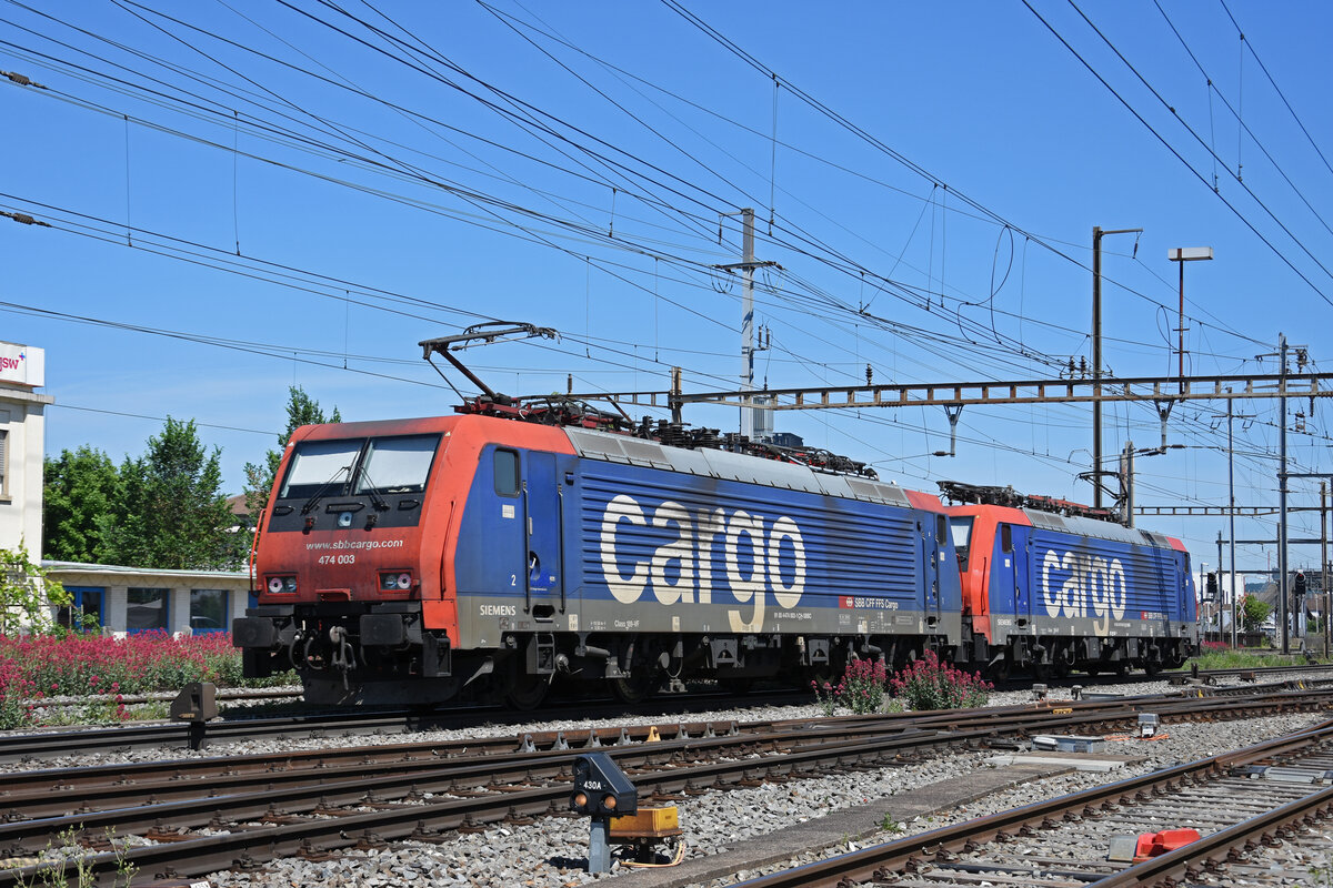 Doppeltraktion, mit den Loks 474 015-5 und 474 003-1 durchfährt solo den Bahnhof Pratteln. Die Aufnahme stammt vom 18.05.2022.
